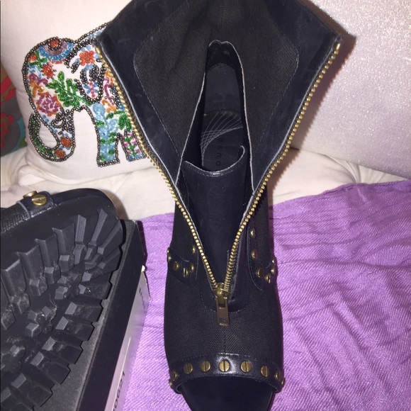 9.5M healed booties w/open toe. - Picture 6 of 8